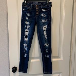 Sz 3 No Boundaries distressed skinnies